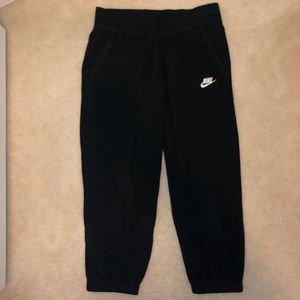 black nike cropped sweatpants